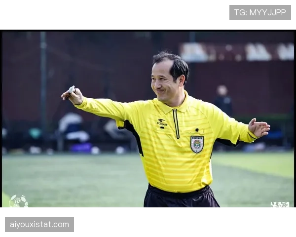 主裁判向拖延时间的门将出示黄牌，并指着手表示意加快比赛节奏